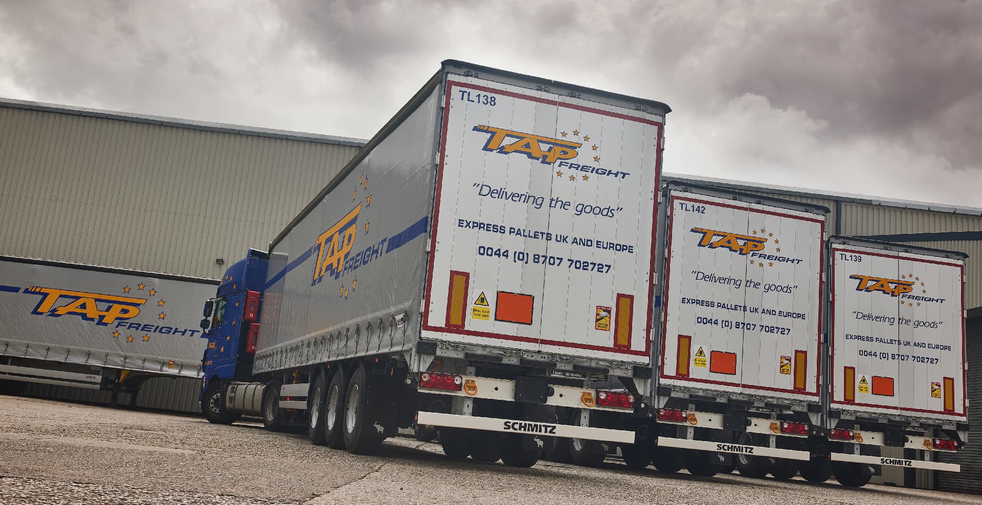 11 new curtainsider semi-trailers delivered to Tapfreight
