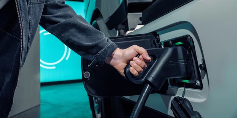 Mercedes-Benz Trucks – now the eHGV market-leader - adds VEV as TruckCharge service provider