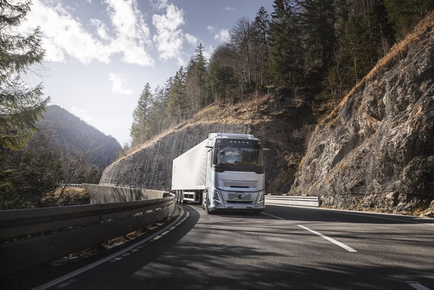 Volvo Trucks launches world-first stop/start engine technology to save fuel and CO2