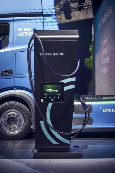 New TruckCharge consultancy service from Mercedes-Benz Trucks offers free expert advice and support for customers on transition to eHGVs