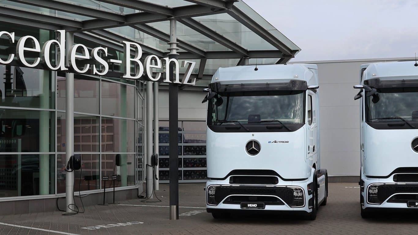 Mercedes-Benz Trucks hands over first eActros 600 models to major customer in Lithuania