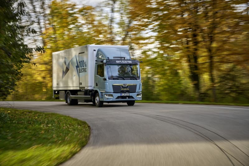 MAN eTGL: Refrigerated box body variant celebrates world premiere at Solutrans 2025