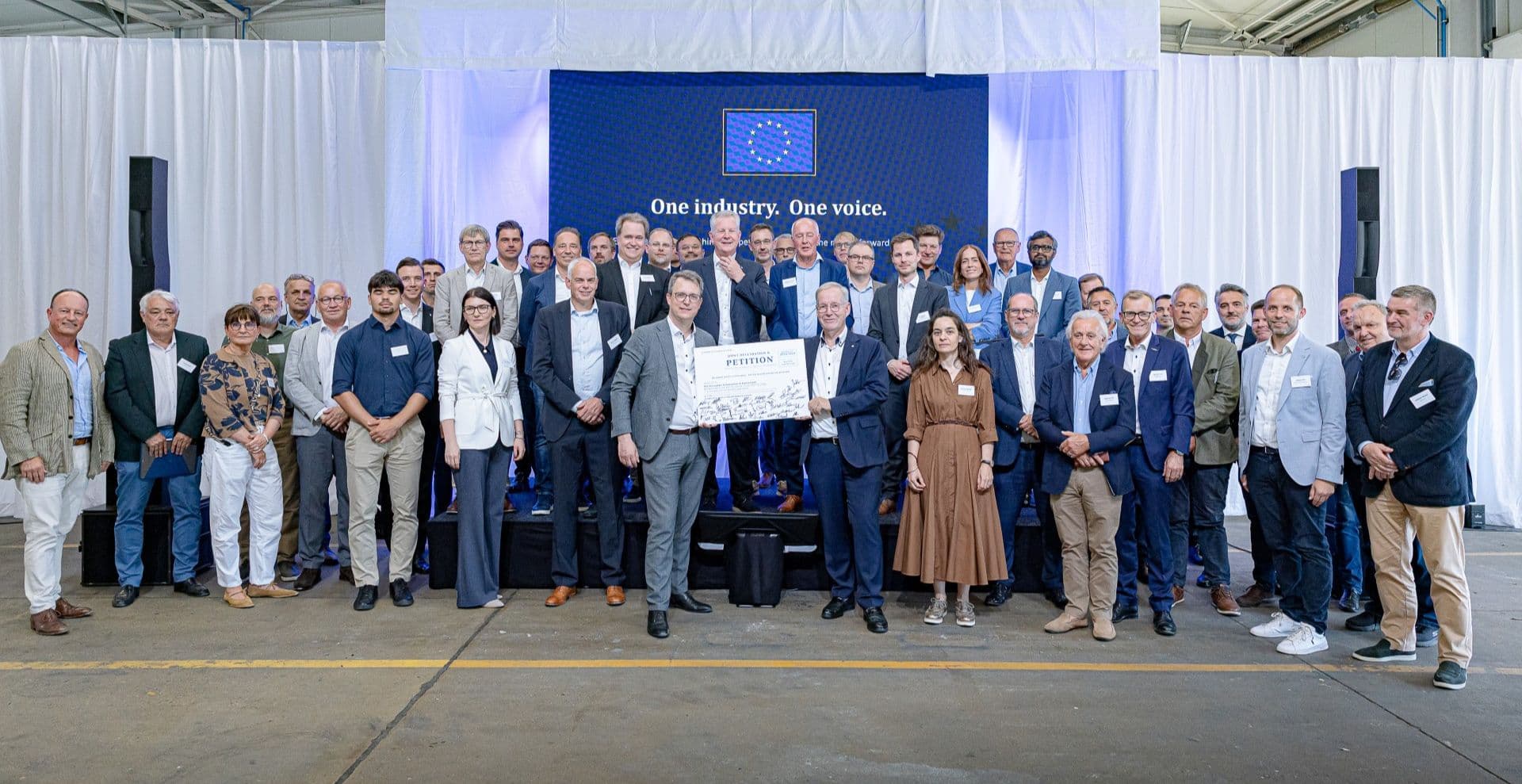 European trailer manufacturers unite in Lier: 30 CEOs sign petition for review of CO₂ Regulation (EU) 2024/1610
