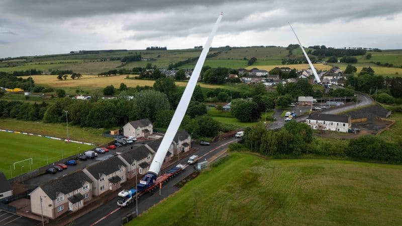 Dual Blade Lifters Deliver 80m Blades to Sanquhar II Wind Farm