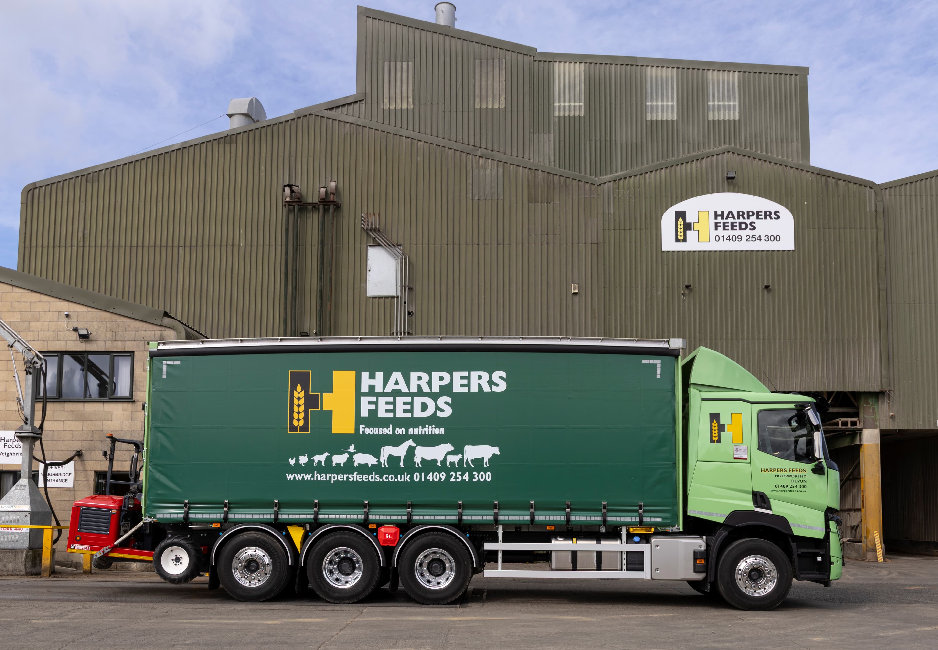 Devon feed specialist Harpers Feeds chooses Renault Trucks tridems for fleet expansion