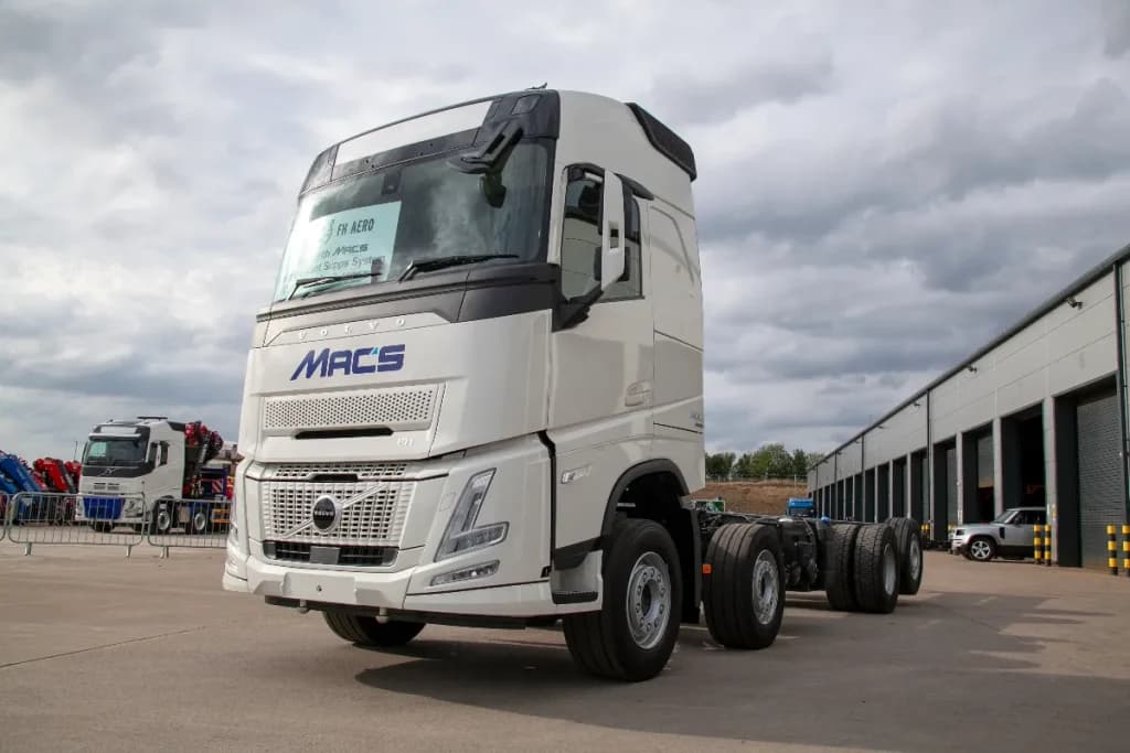 Mac’s unveil Patented Volvo FH Aero hidden front leg system
