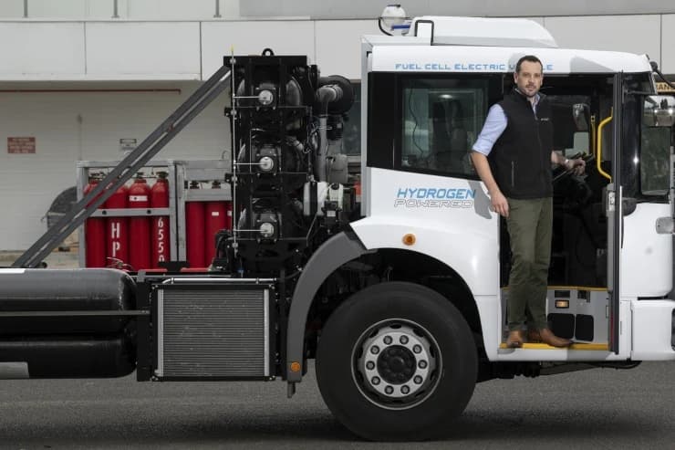Hydrogen Refuse Trucks offer a Greener Solution That Won't Wake the Dog