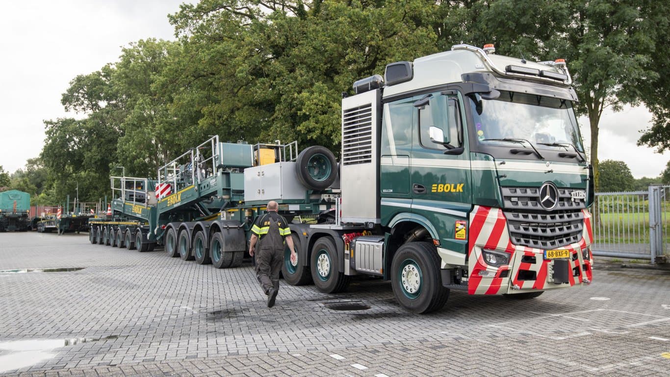 Two heavyweights for Bolk Transport: Mercedes-Benz Arocs with 250-ton gross train weight on the roads of Europe