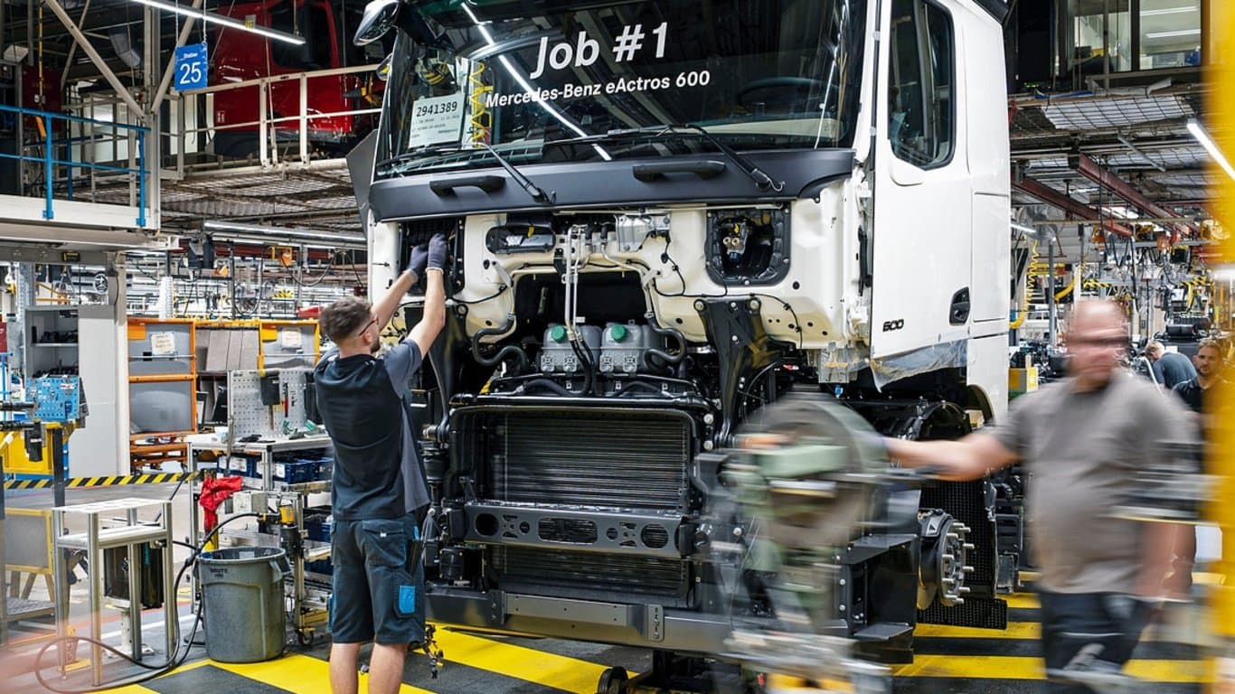 Daimler Truck celebrates series launch of the Mercedes-Benz eActros 600 for long-distance haulage in Wörth