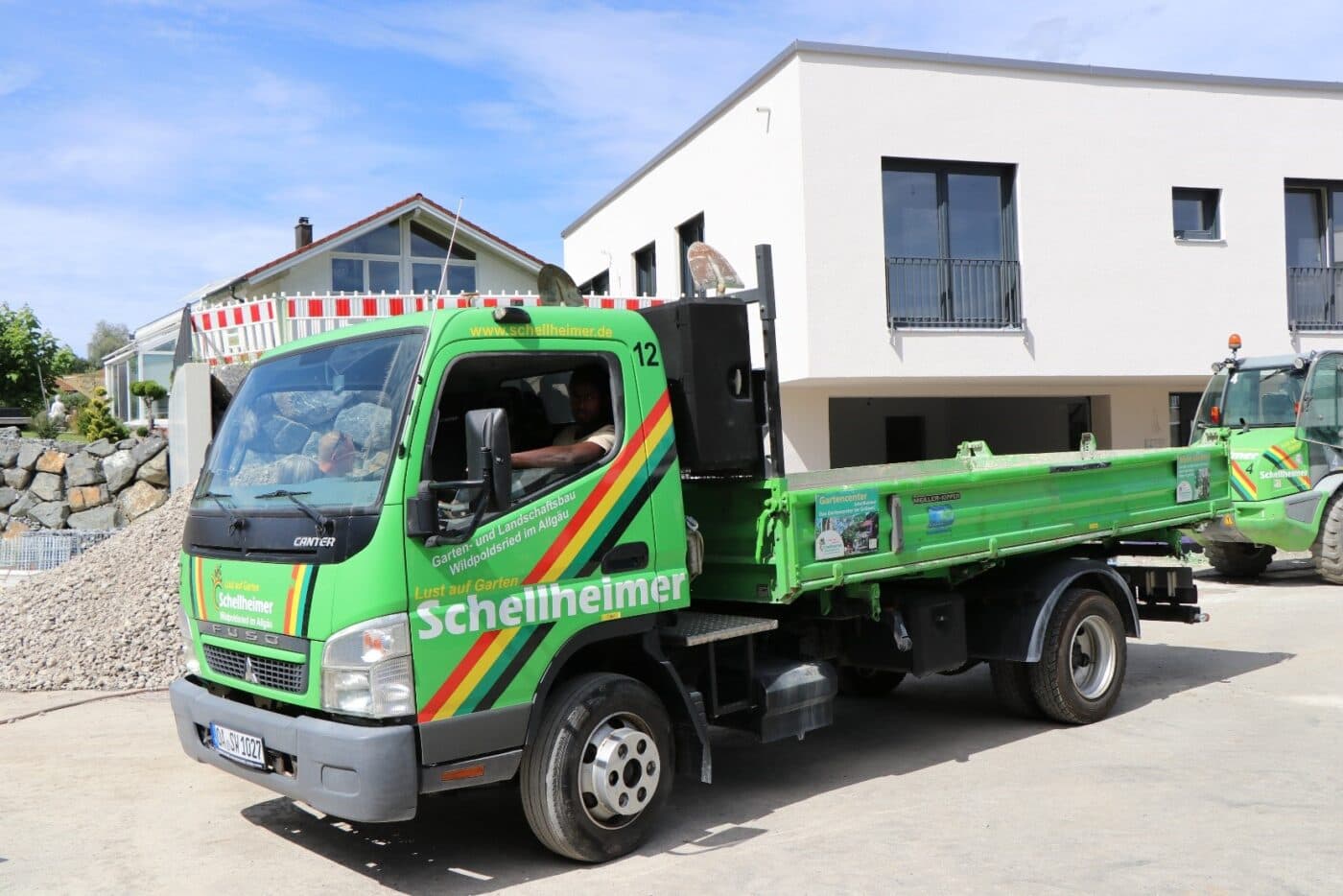 GREEN THUMBS UP. THE FUSO CANTER CONVINCES THE LANDSCAPING PROFESSIONALS AT SCHELLHEIMER GMBH.