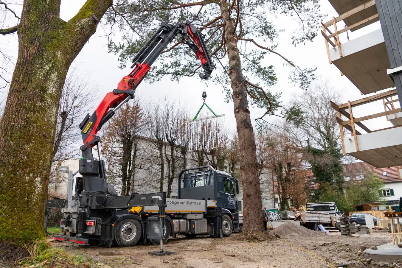 Over the Roof to the Objective: The PK 580 TEC Masters the Most Demanding Lifting Tasks
