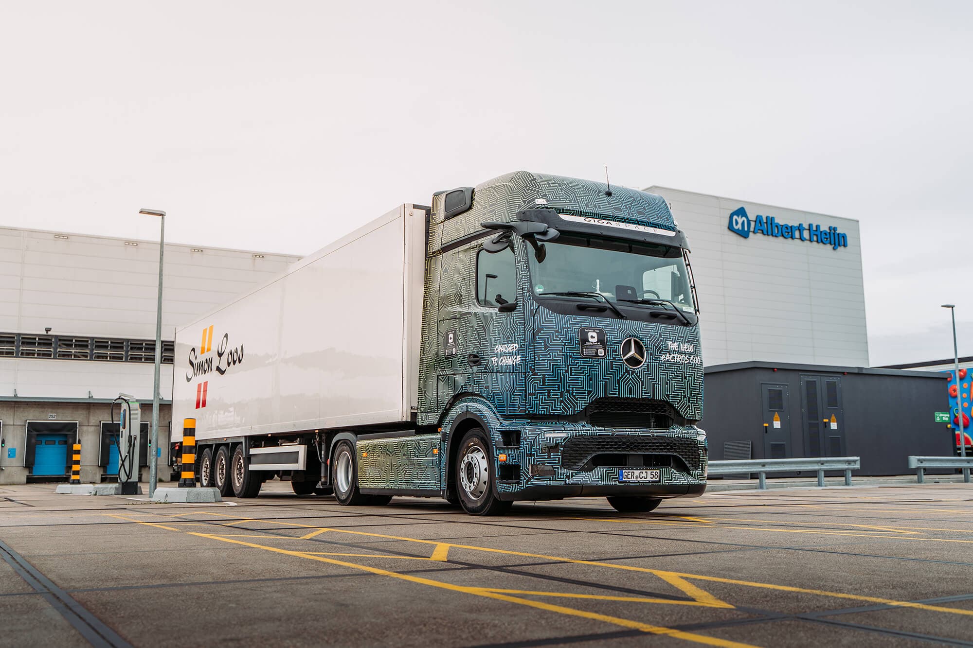 75 Mercedes-Benz eActros 600 trucks for Simon Loos