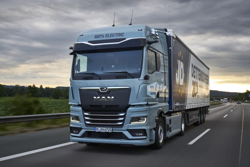 Across the Brenner Pass at night with the MAN eTruck