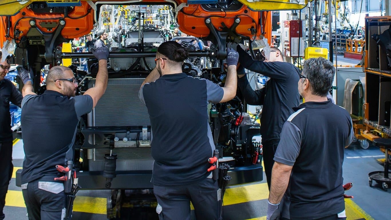 Electric portfolio grows: Mercedes-Benz Trucks starts production of new eActros 400 generation at Wörth plant