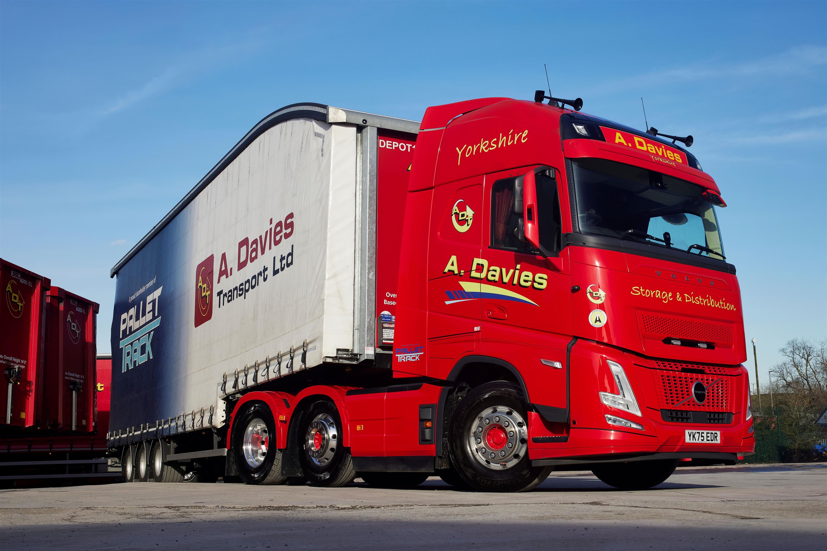 A Davies Transport invests in 15 Volvo FH Aeros for nationwide pallet operations