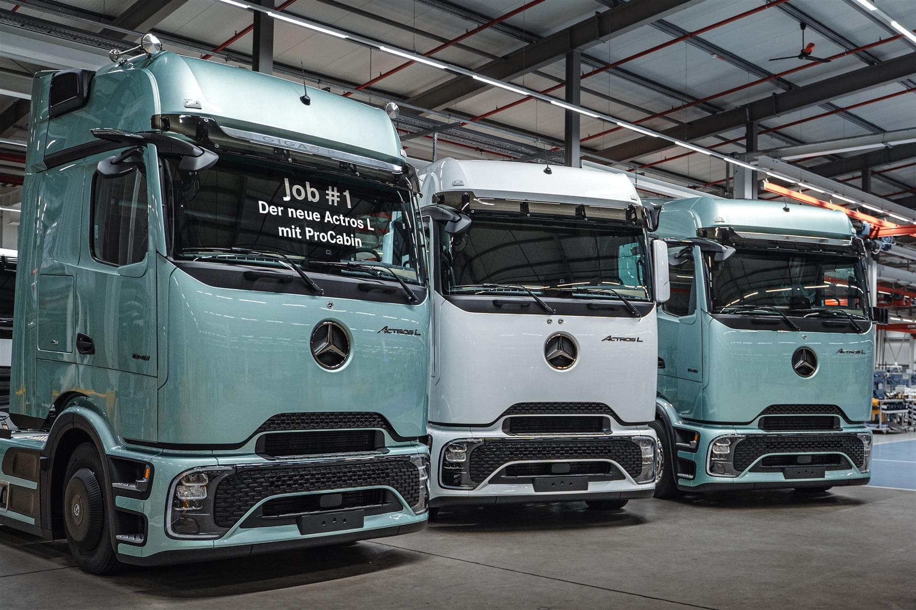 The new Actros L: first vehicle rolls off the production line at the Mercedes-Benz plant in Wörth