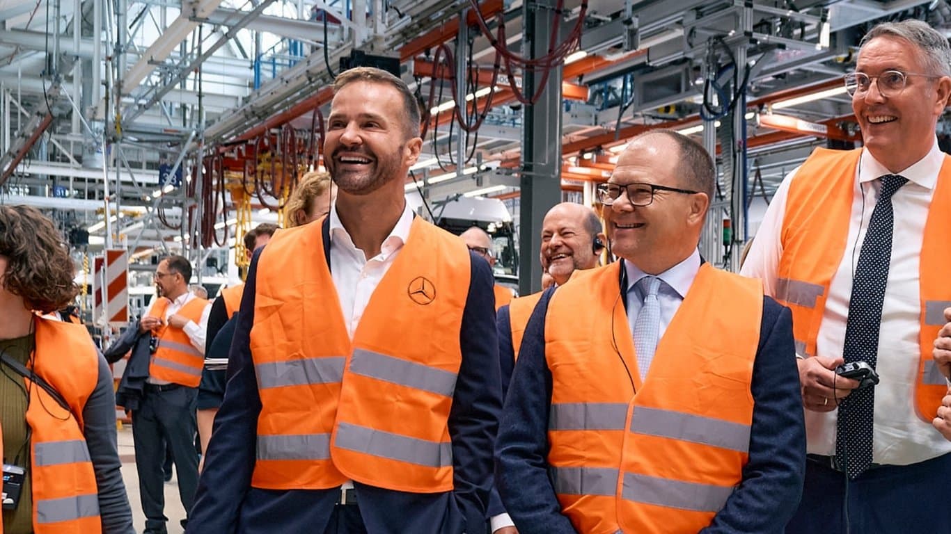 Federal Environment Minister Carsten Schneider and Minister-President Alexander Schweitzer visit Daimler Truck site in Wörth am Rhein